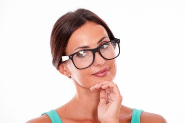 Gözlüklü çekici gülümseyen kadın