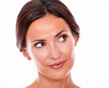 Çekici gülümseyen esmer kadın 