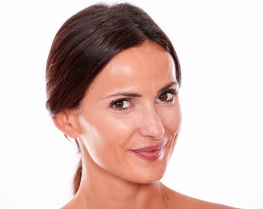 Çekici gülümseyen genç bayan. 