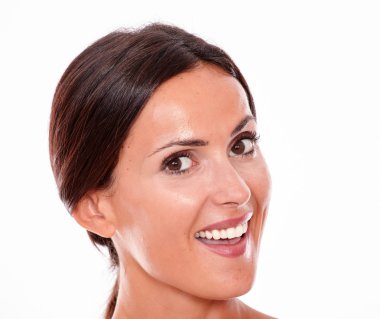 Çekici gülümseyen genç bayan. 