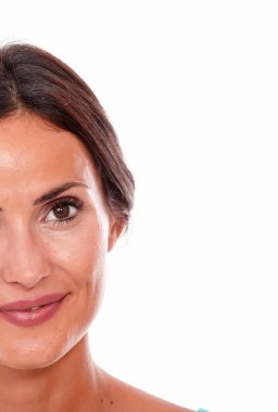 Esmer kadın kameraya bakıyor.