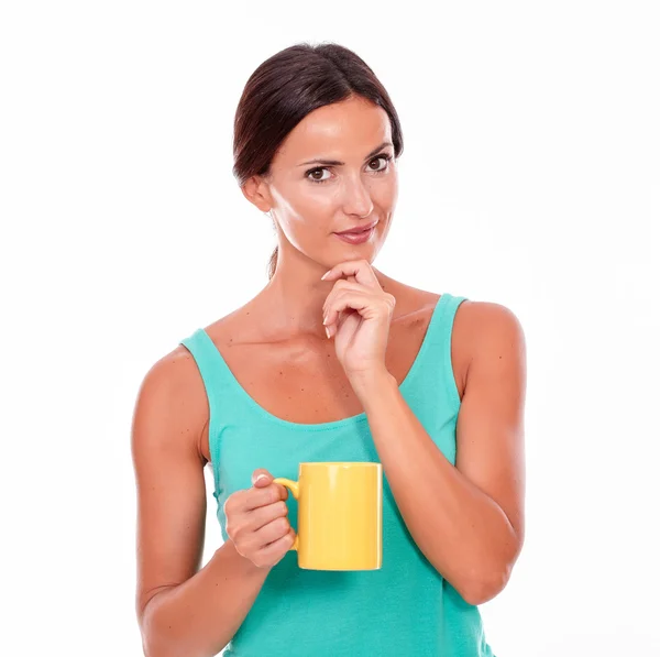 Donna bruna con tazza di caffè — Foto Stock