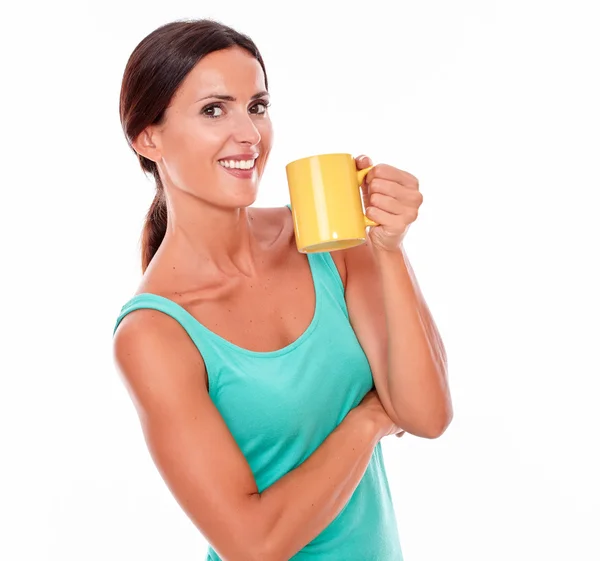 Mujer joven con taza de café — Foto de Stock