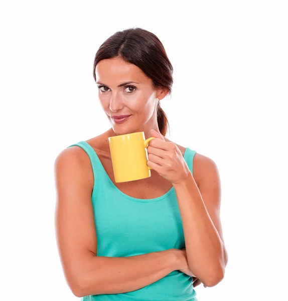 Junge Frau mit Kaffeetasse — Stockfoto