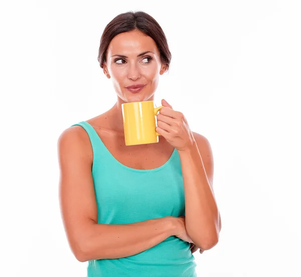 Jonge vrouw met koffiekop — Stockfoto