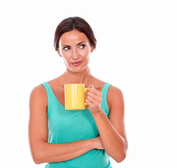 Junge Frau mit Kaffeebecher — Stockfoto