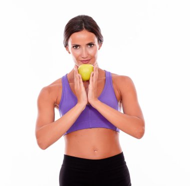 genç bir elma tutan kadın yerleştirmek