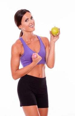 kadın dumbbell ve elma ile