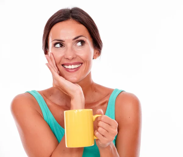 Mujer joven con taza de café — Foto de Stock