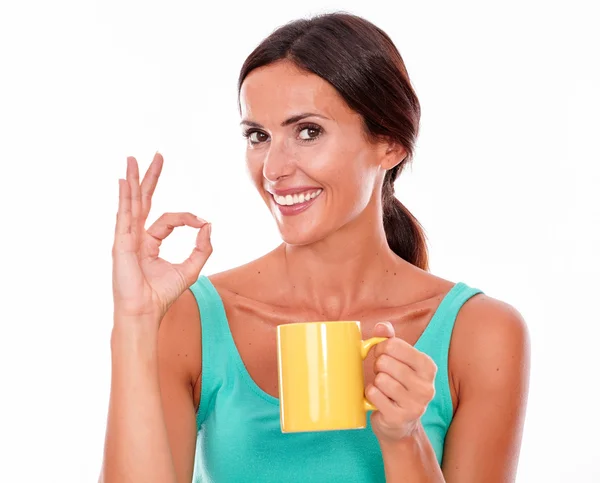 Kahve kupa genç kadınla — Stok fotoğraf