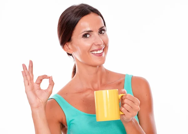 Ung kvinna med kaffe mugg — Stockfoto