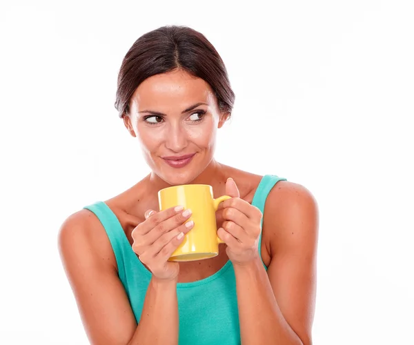 Brunett kvinna med kaffe mugg — Stockfoto