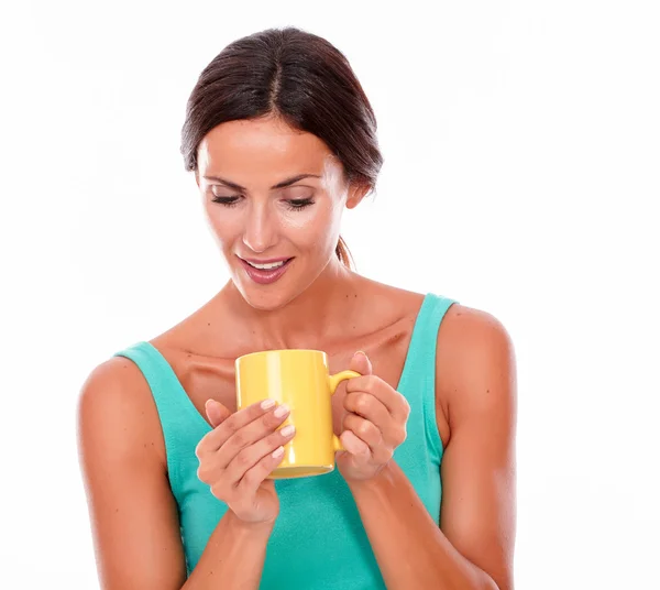 Junge Frau mit Kaffeebecher — Stockfoto