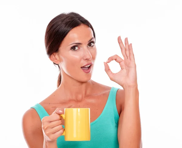 コーヒーのマグカップを持つ若い女性 — ストック写真