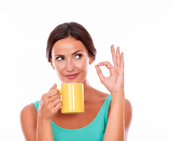 Mladá žena s hrnek na kávu — Stock fotografie
