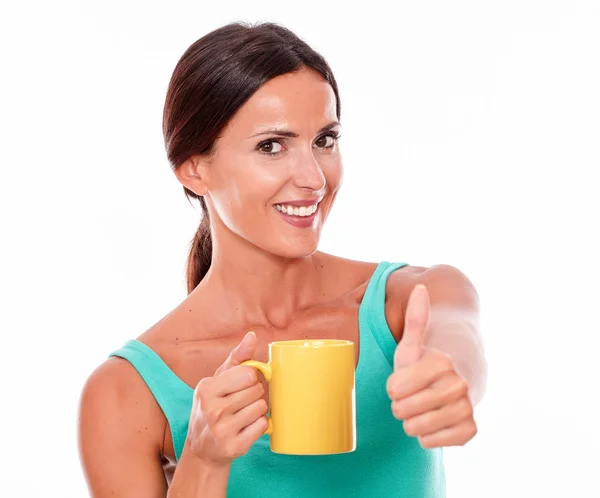 Ung kvinna med kaffe mugg — Stockfoto