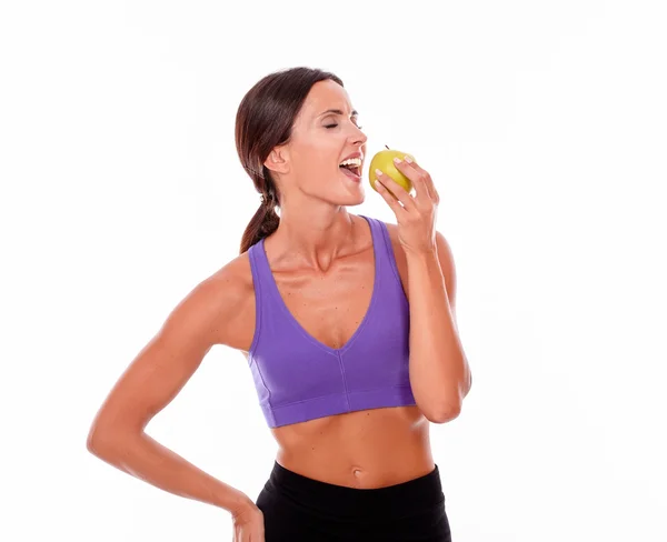 Giovane donna in forma che tiene una mela — Foto Stock