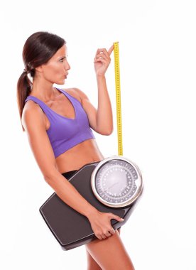 Teraziler ile sağlıklı esmer kadın