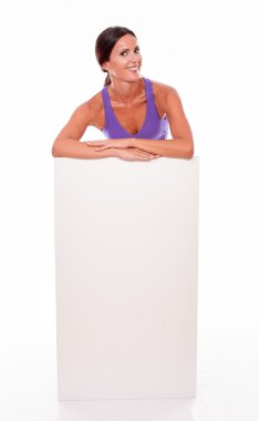 Boş afişini arkasındaki sağlıklı uygun kadın