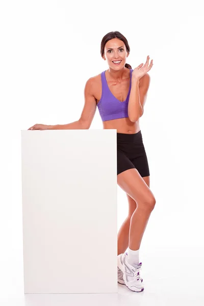 Mulher saudável segurando cartaz em branco — Fotografia de Stock