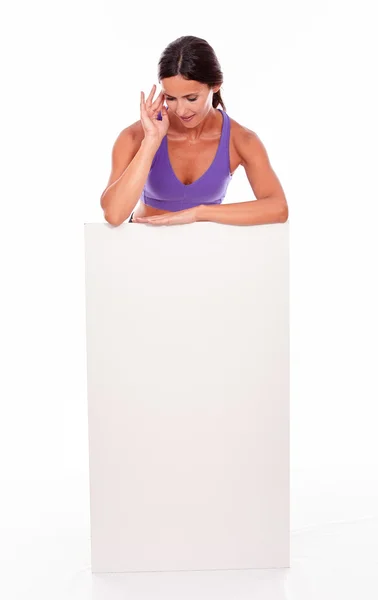 Gesunde, fitte Frau hinter blankem Plakat — Stockfoto