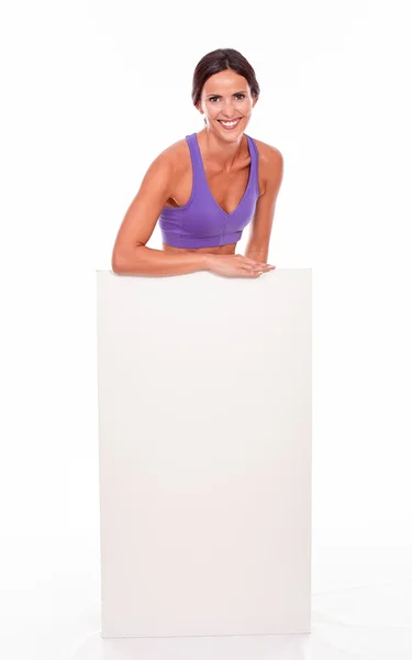 Mulher saudável apto atrás do cartaz em branco — Fotografia de Stock