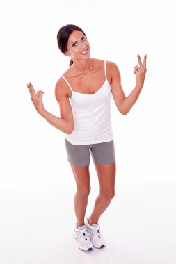 Gülümseyen kadın el barış işaretleri