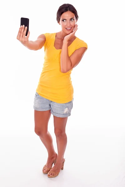 Mladá žena s mobilní telefon — Stock fotografie