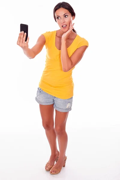 Kvinna med selfie med telefon — Stockfoto