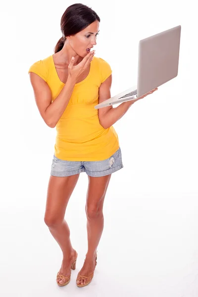 Jonge vrouw met laptop — Stockfoto