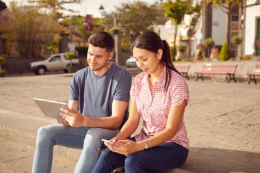 Kasaba Meydanı'nda oturan genç Çift