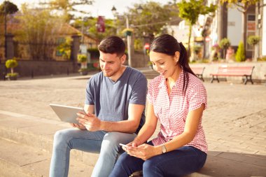 Kasaba Meydanı'nda oturan genç Çift