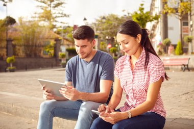 Kasaba Meydanı'nda oturan genç Çift