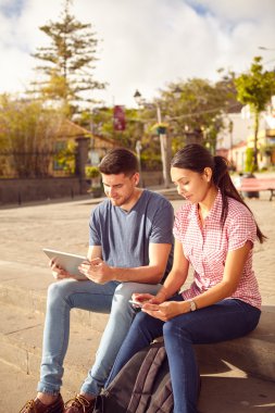 Kasaba Meydanı'nda oturan genç Çift
