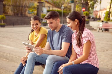 Kasaba Meydanı'nda oturma gençler