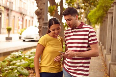 Genç turist çift tatilde