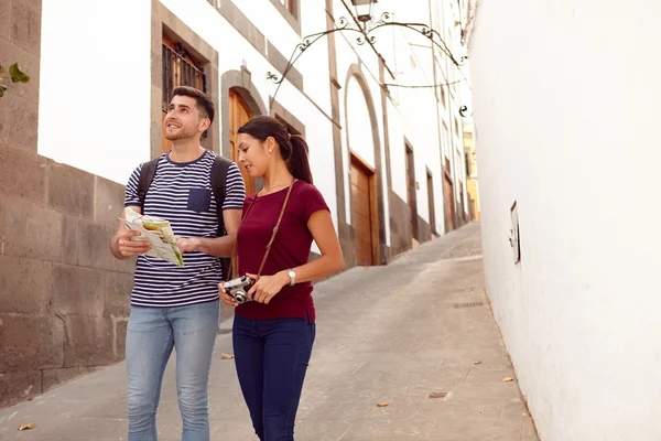 Jonge toeristische koppel op vakantie — Stockfoto