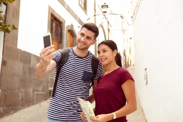 Pareja joven turista de vacaciones — Foto de Stock