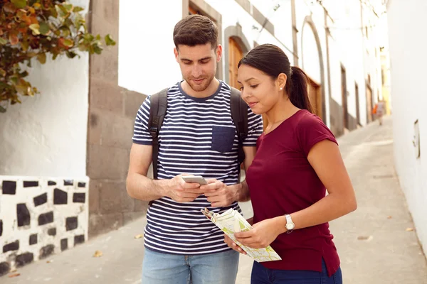 Pareja joven turista de vacaciones — Foto de Stock