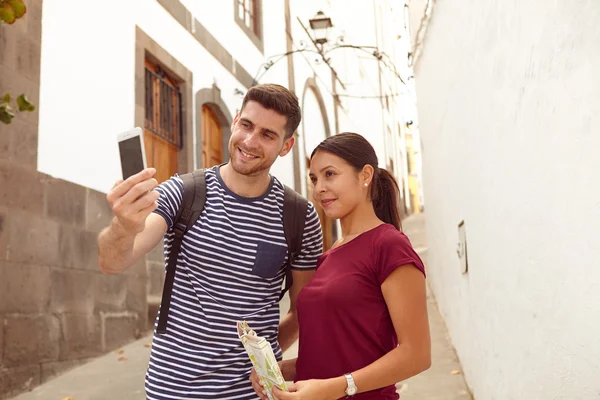 Jonge toeristische koppel op vakantie — Stockfoto