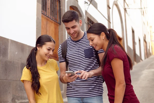 Pareja joven turista de vacaciones — Foto de Stock