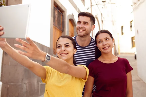 Pareja joven turista de vacaciones — Foto de Stock