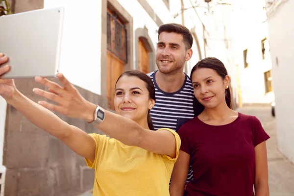 Pareja joven turista de vacaciones — Foto de Stock