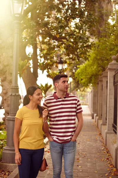 Jonge toeristische koppel op vakantie — Stockfoto