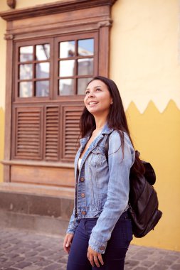 Ararken bir sırt çantası ile kız