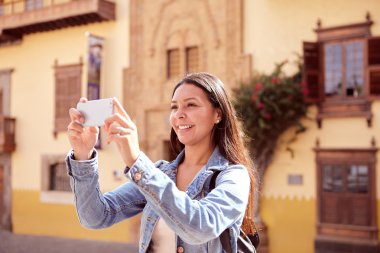 Uzun saçlı kız bir resim çekmek