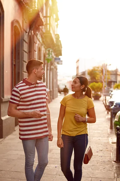 Jong koppel lopen onderaan een stoep — Stockfoto