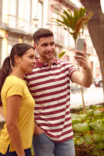 Feliz joven pareja tomando selfie — Foto de Stock