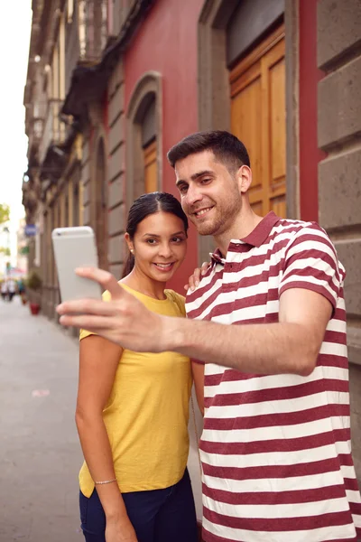 Pareja tomando selfie en la vieja calle — Foto de Stock