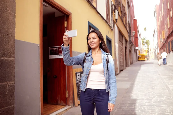 Mujer turista tomando fotos — Foto de Stock